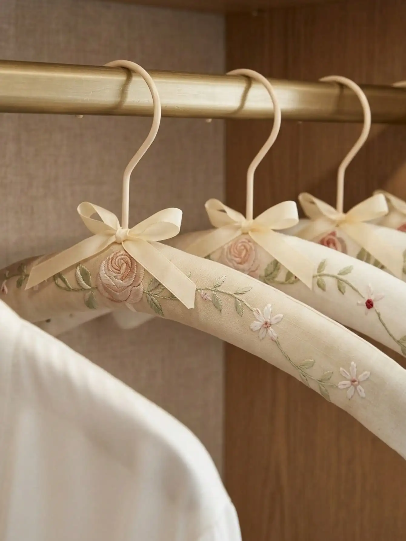 Embroidery-Covered Hanging Rac - Embroidery Ribbon recensione e prezzo