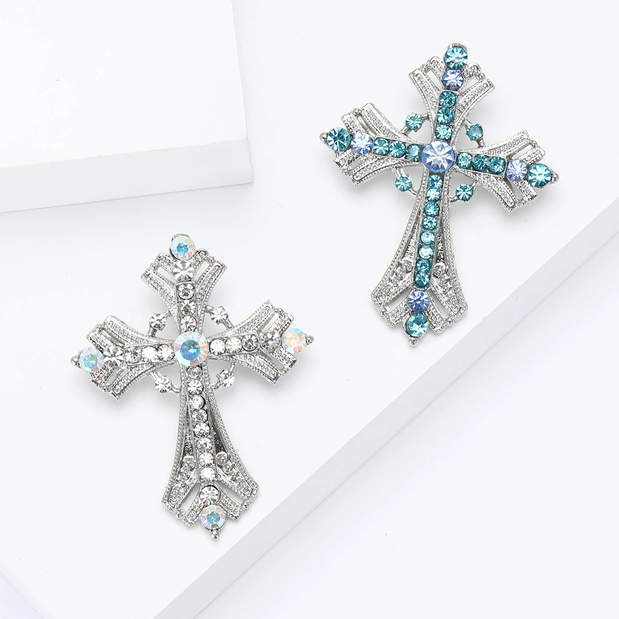 Light Luxury Cross Brooch for  - Embroidery Jesus recensione e prezzo