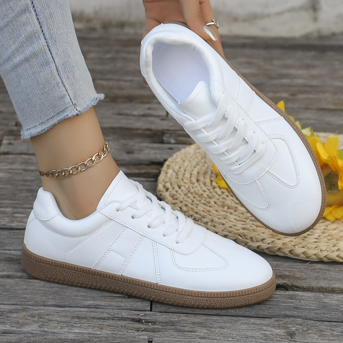 Ladies' casual white sports sh - Embroidery White recensione e prezzo