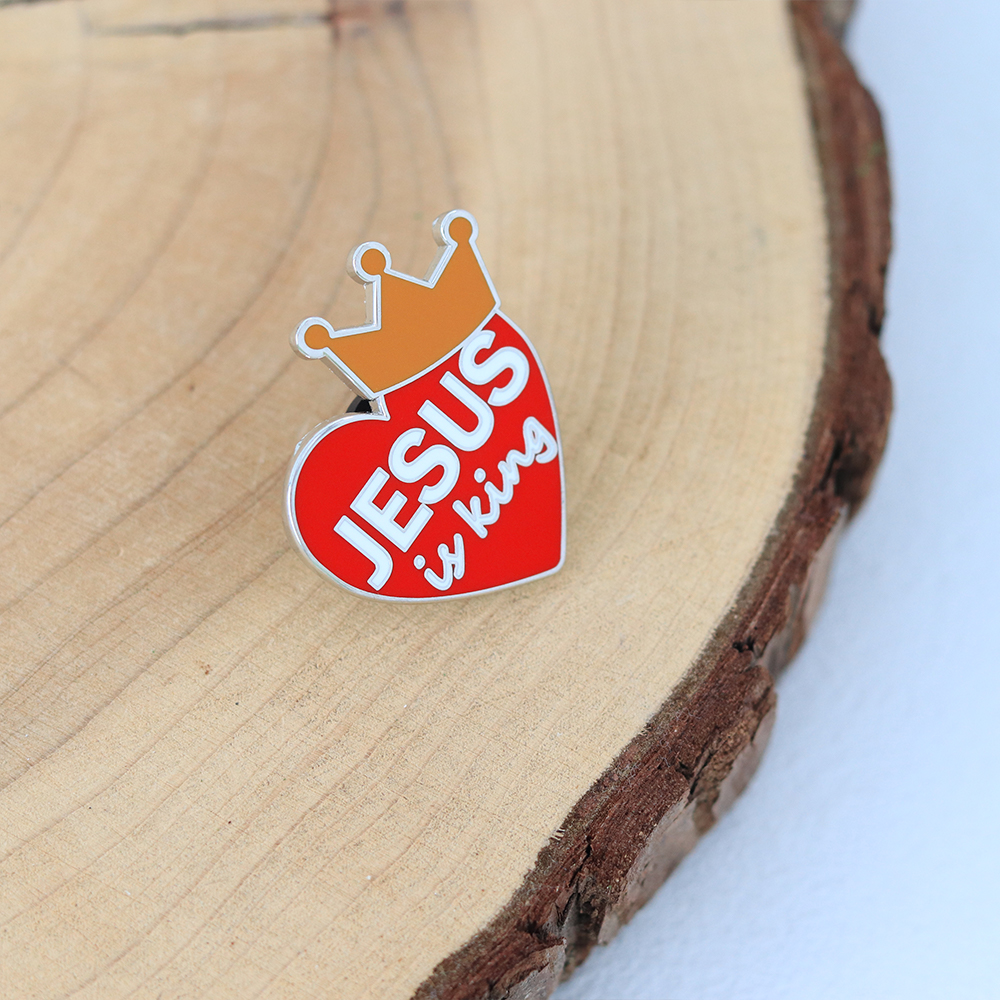 Jesus Is King Red Heart Crown  - Embroidery Jesus recensione e prezzo