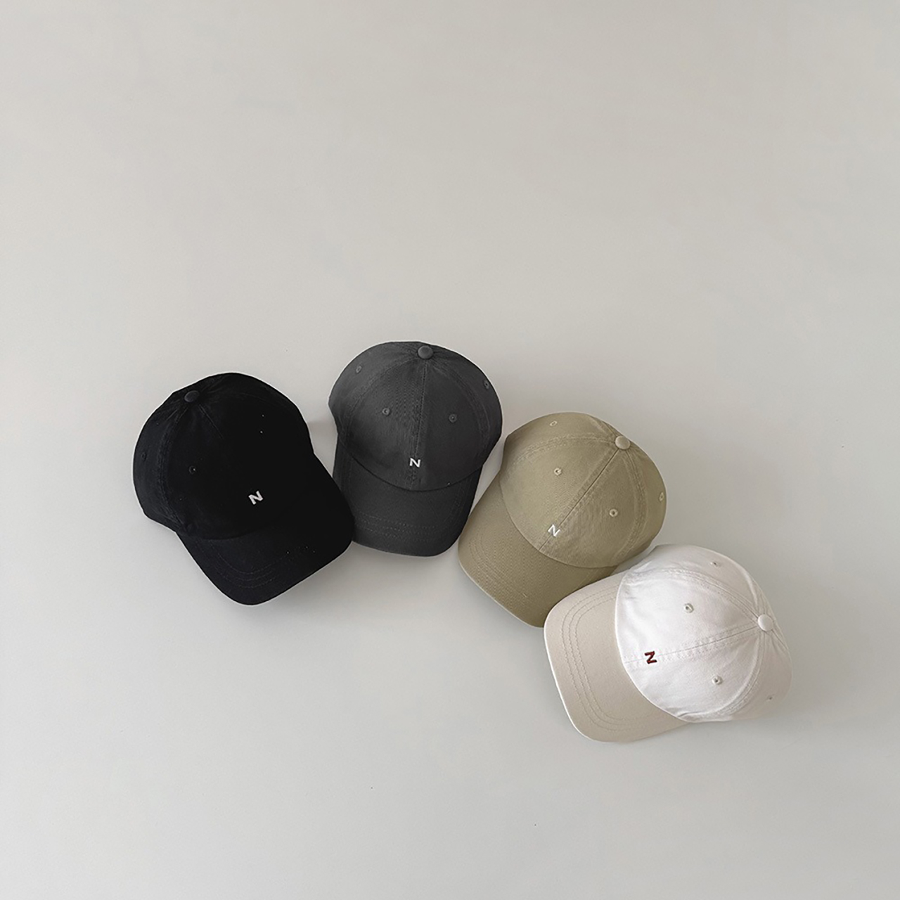 N-Letter Baby Peaked Hat Solid - Embroidery Letter N recensione e prezzo