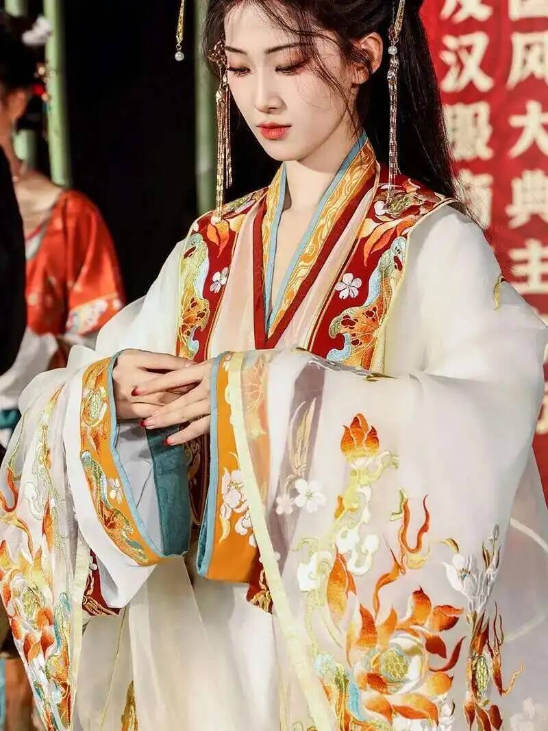 Ming Dynasty Hanfu Embroidery  - Embroidery Set recensione e prezzo
