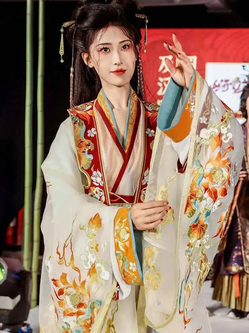 Ming Dynasty Hanfu Embroidery  - Embroidery Set recensione e prezzo